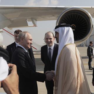 Mercredi 6 décembre: Vladimir Poutine a été reçu en grandes pompes par le président des Emirats arabes unis Sheikh Mohamed bin Zayed Al Nahyan, à son arrivée à l'aéroport d'Abu Dhabi. [AFP - Andrei Gordeyev]