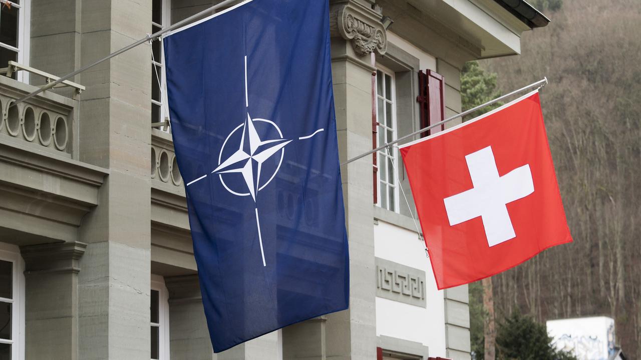 Le drapeau de l'Otan et celui de la Suisse lors d'une visite de secrétaire général de l'Otan à Berne en 2017. [Keystone - Lukas Lehmann]