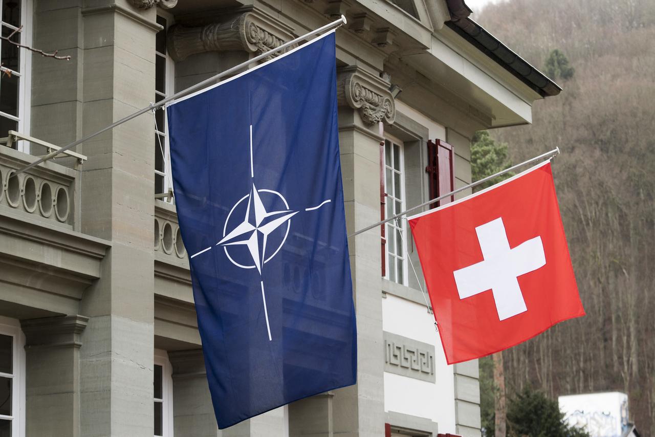 Le drapeau de l'Otan et celui de la Suisse lors d'une visite de secrétaire général de l'Otan à Berne en 2017. [Keystone - Lukas Lehmann]