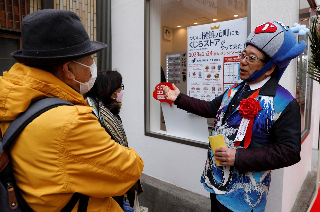 Hideki Tokoro, le président de la compagnie de pêche Kyodo Senpaku lors de l'ouverture d'un magasin à Yokohama, le 24 janvier. [REUTERS - Androniki Christodoulou]