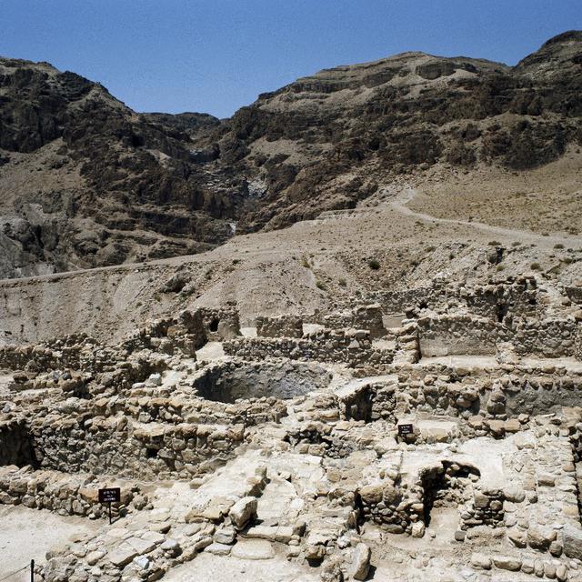 Vue des grottes de Qumran (Quamran, Kumran ou Qoumran) sur la mer Morte en Palestine - C'est la que furent retrouves les manuscrits de la Mer Morte. [AFP - ©Luisa Ricciarini/Leemage]