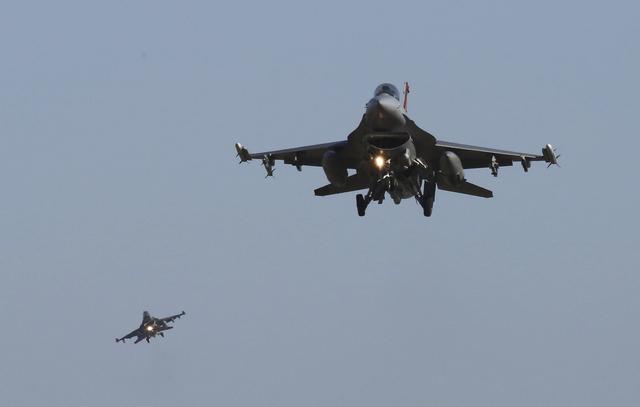 Des chasseurs F16 américains (image d'illustration). [Keystone/AP Photo - Ahn Young-joon]