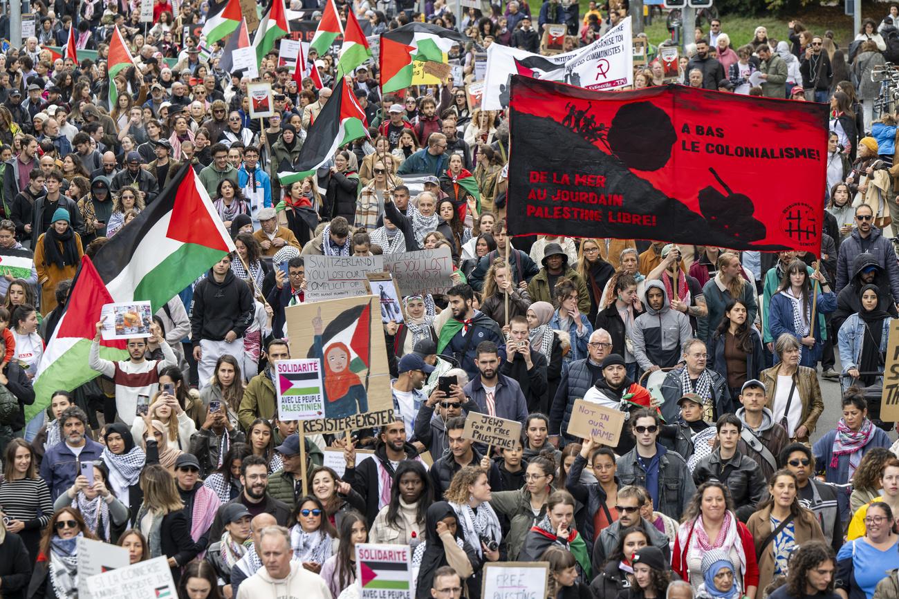 La foule des manifestants à un rassemblement en soutien à la Palestine, le 28 octobre 2023 à Genève. [Keystone - Martial Trezzini]