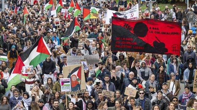 La foule des manifestants à un rassemblement en soutien à la Palestine, le 28 octobre 2023 à Genève. [Keystone - Martial Trezzini]