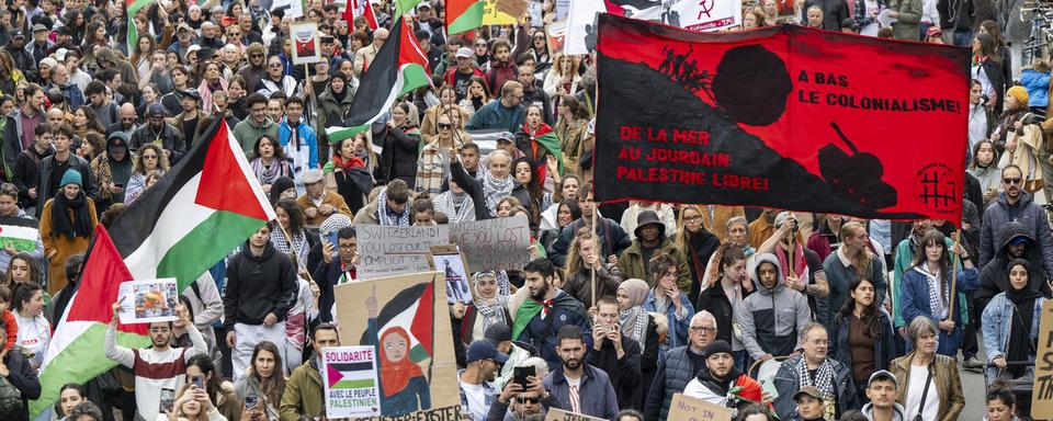 La foule des manifestants à un rassemblement en soutien à la Palestine, le 28 octobre 2023 à Genève. [Keystone - Martial Trezzini]