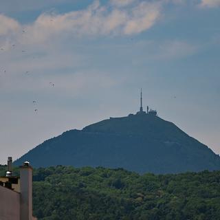 Le Puy de Dôme vu de Clermont-Ferrand. [AFP - Adrien Fillon/Hans Lucas]
