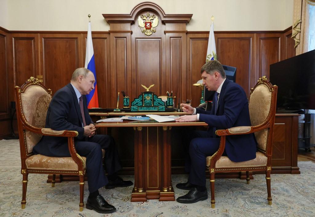 Le président russe Vladimir Poutine et le ministre du Développement économique russe Maksim Rechetnikov, au Kremlin à Moscou. [AFP - MIKHAIL KLIMENTYEV]