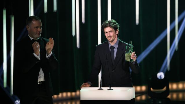 Le réalisateur Michael Koch a remporté le prix du meilleur film de fiction 2023 pour son film "Drii Winter" [KEYSTONE - Jean-Christophe Bott]