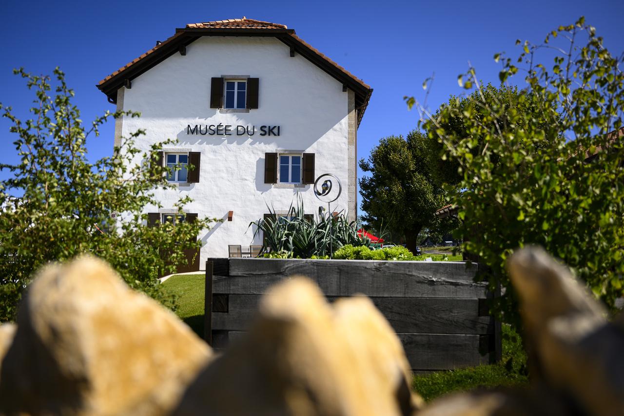 Le premier musée du ski en Suisse accueillera à partir de samedi ses premiers visiteurs au Boéchet (JU). [KEYSTONE - LAURENT GILLIERON]