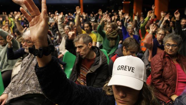 Les fonctionnaires votent une résolution en assemblée du personnel de l'Etat de Genève, lors de la grève de la fonction publique. [Keystone - Salvatore Di Nolfi]