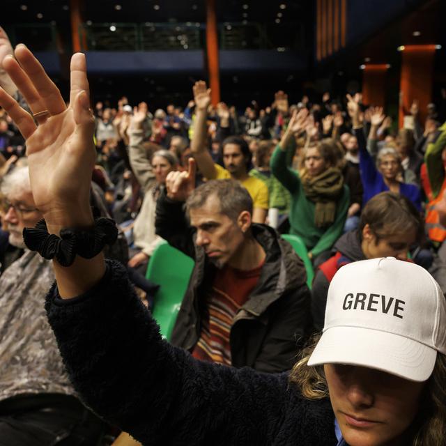 Les fonctionnaires votent une résolution en assemblée du personnel de l'Etat de Genève, lors de la grève de la fonction publique. [Keystone - Salvatore Di Nolfi]