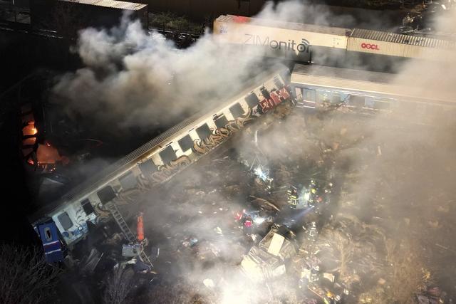 Un train de marchandises et un train avec 350 passagers à bord sont entrés en collision près de Larissa, en Grèce, causant des dizaines de décès. [Keystone/AP - Vaggelis Kousioras]