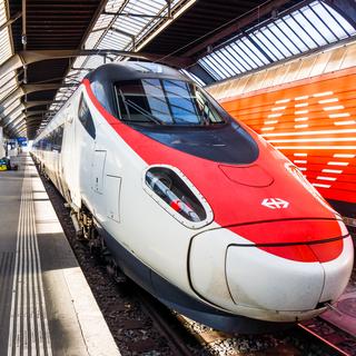 Un train à la gare des CFF de Zurich. [Depositphotos - Ewastudio]