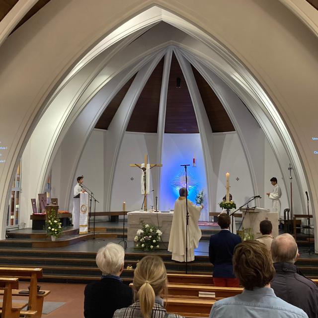 MESSE en direct de l’église Sainte-Thérèse de Lausanne, VD (2/2). [RTSreligion - Grégory Roth]