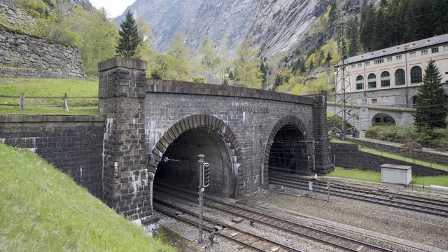 Le tunnel de base du Gothard, fermé jeudi dernier après le déraillement d'un train de marchandises, restera bouclé plus longtemps que prévu. [Keystone - Urs Flueeler]