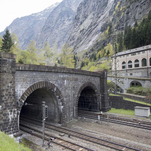 Le tunnel de base du Gothard, fermé jeudi dernier après le déraillement d'un train de marchandises, restera bouclé plus longtemps que prévu. [Keystone - Urs Flueeler]