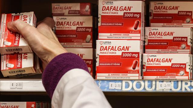 Des boîtes de Dafalgan dans une pharmacie. [AFP - Charlie Triballeau]