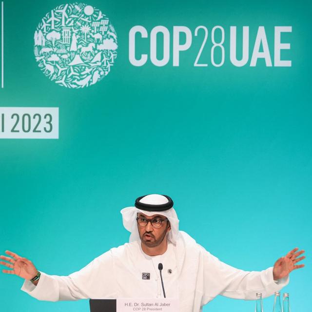 Le président émirati de la COP28, Sultan Al Jaber, a réaffirmé lundi qu'il respectait les préconisations scientifiques sur le changement climatique et qu'il appelait à réduire les émissions de gaz à effet de serre de 43% d'ici à 2030. [afp - KARIM SAHIB]
