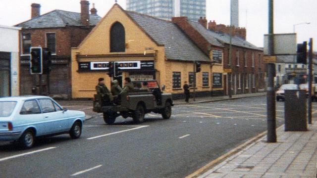 Des troupes britanniques à Belfast en 1981. [Domaine public - Jeanne Boleyn]