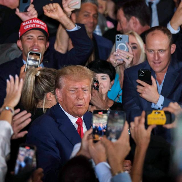 Donald Trump parmi ses partisans à sa sortie du tribunal de New York, 04.04.2023. [Reuters - Ricardo Arduengo]