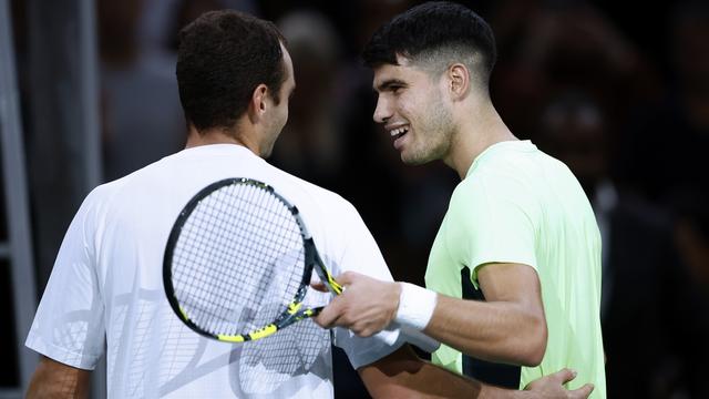 L'Espagnol Carlos Alcaraz (droite) à félicité le Russe Roman Safiullin (gauche) après avoir perdu le second tour de leur match de tennis des Masters de Paris, le 31 octobre 2023. [Keystone/EPA - Yoan Valat]
