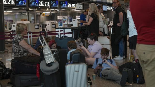 Des passagers patientent à l'aéroport de Rome samedi. [Keystone - AP Photo/Gregorio Borgia]