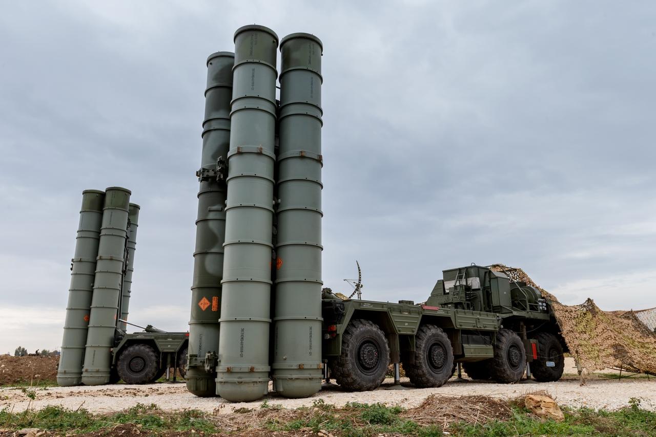 Une batterie de défense anti-aérienne S-400 déployée en Syrie en 2015 (image d'archive). [Keystone/Russian Defense Ministry Press Service via AP - Vadim Savitsky]