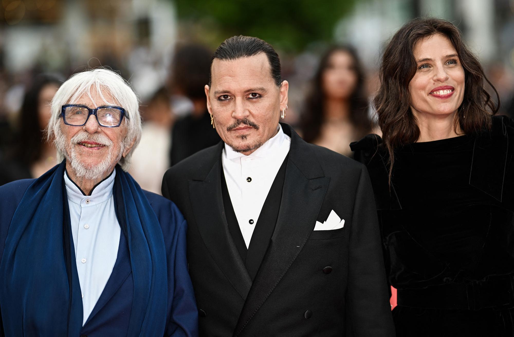 L'acteur américain Johnny Depp, entouré de l'acteur français Pierre Richard et de l'actrice et réalisatrice Maiween, à Cannes pour présenter le film "Jeanne du Barry". [AFP - Loic Venance]