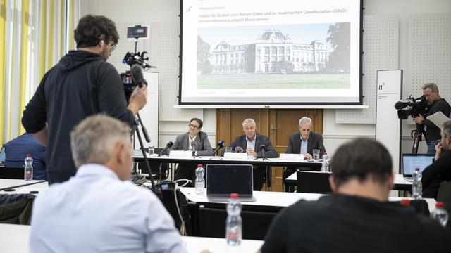 Christian Leumann, recteur de l'UniBE, au centre, entouré (à gauche) de Peter J. Schneemann, doyen de la Faculté de Philosophie-Histoire, et (à droite) de Christoph Pappa, secrétaire général de l'UniBE. Berne, le 17 octobre 2023, Conférence de presse de l'Institut d'études sur le Moyen-Orient et les sociétés musulmanes (ISNO), sur les mesures prises contre le professeur ayant commenté positivement l'attaque du Hamas contre Israël sur le réseau X. [Keystone - Anthony Anex]