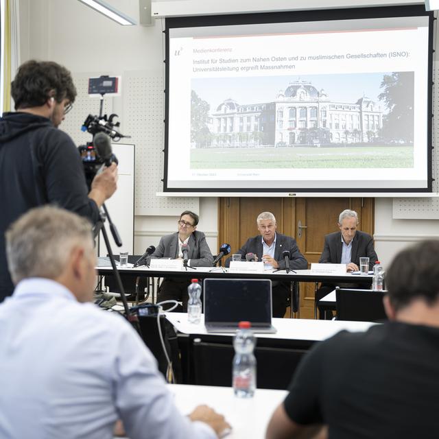 Christian Leumann, recteur de l'UniBE, au centre, entouré (à gauche) de Peter J. Schneemann, doyen de la Faculté de Philosophie-Histoire, et (à droite) de Christoph Pappa, secrétaire général de l'UniBE. Berne, le 17 octobre 2023, Conférence de presse de l'Institut d'études sur le Moyen-Orient et les sociétés musulmanes (ISNO), sur les mesures prises contre le professeur ayant commenté positivement l'attaque du Hamas contre Israël sur le réseau X. [Keystone - Anthony Anex]