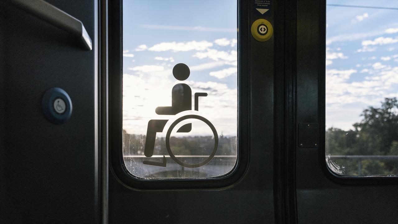 Un pictogramme de fauteuil roulant sur un train régional rapide RegioExpress de la compagnie ferroviaire BLS, circulant de Berne à Lucerne. [KEYSTONE - Christian Beutler]