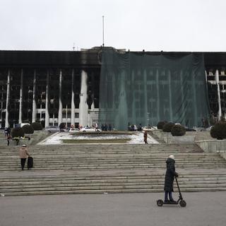 Le bâtiment de la mairie brûlé à Almaty. [Keystone - AP .Photo/Sergei Grits]