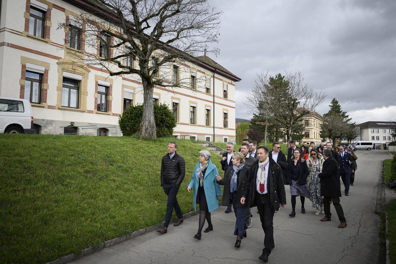 La conseillère fédérale Elisabeth Baume-Schneider marche aux cotés des membres du Conseil d'Etat neuchâtelois Florence Nater et Alain Ribaux (droite). [Keystone - Gabriel Monnet]