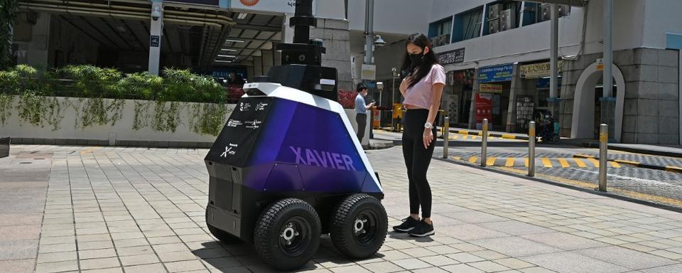 Un robot de patrouille dans les rues de Singapour. [AFP - Roslan Rahman]