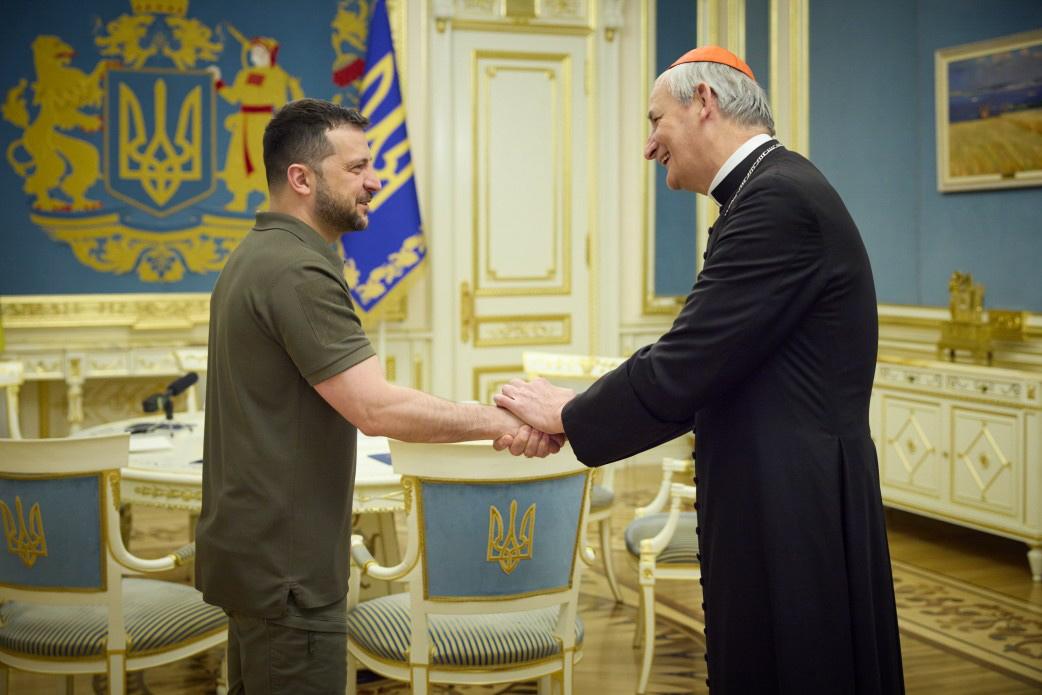 Une photo diffusée par le bureau de la présidence ukrainienne montre le président ukrainien Volodymyr Zelensky rencontrant le cardinal Matteo Zuppi, envoyé spécial du pape François, à Kiev, en Ukraine, le 6 juin 2023. [Keystone - Bureau de la présidence ukrainienne / EPA]