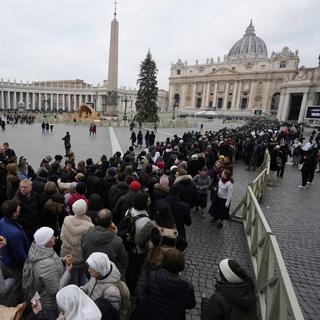 Les fidèles affluent au Vatican pour saluer le corps de Benoît XVI. [AP Photo - Alessandra Tarantino]