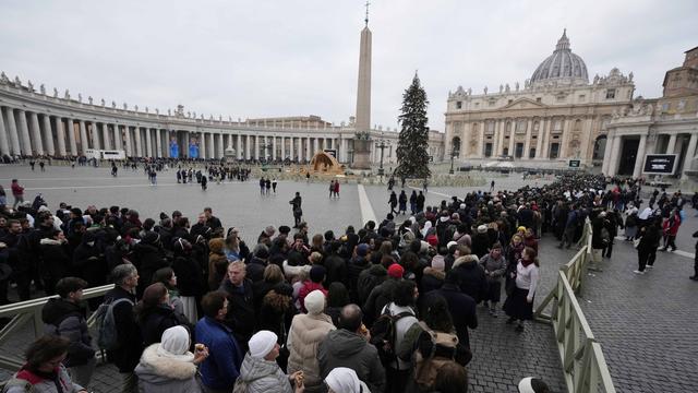 Les fidèles affluent au Vatican pour saluer le corps de Benoît XVI. [AP Photo - Alessandra Tarantino]