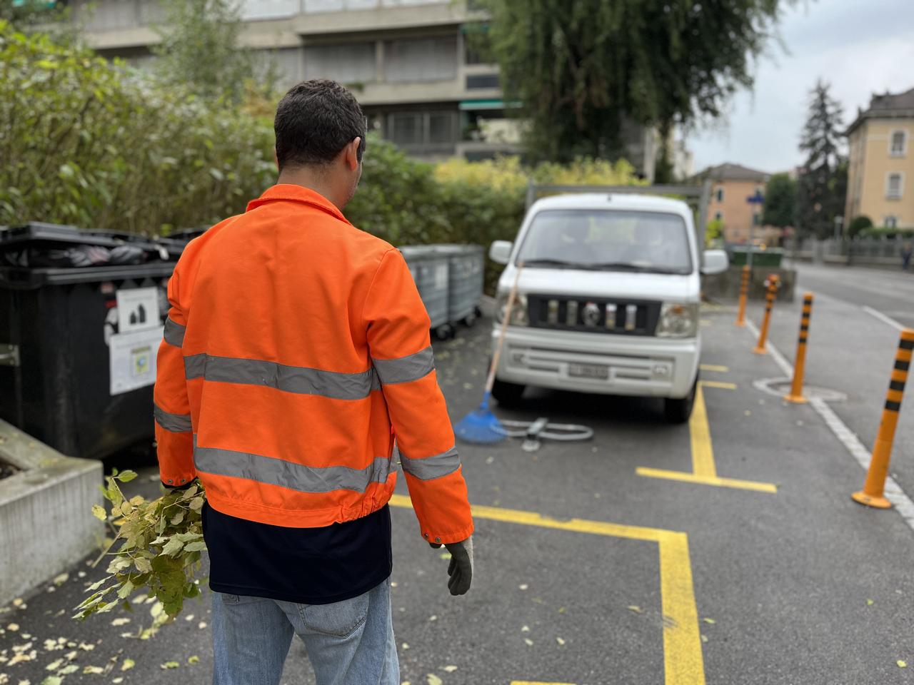 Les services techniques de Chiasso (TI) emploient des requérants. [RTS - Cédric Guigon]