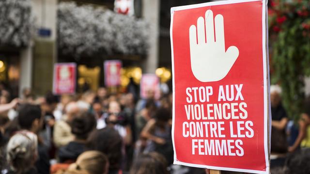 Le Grand Conseil vaudois demande un renforcement des mesures pour protéger les victimes de violences. [Keystone - Jean-Christophe Bott]