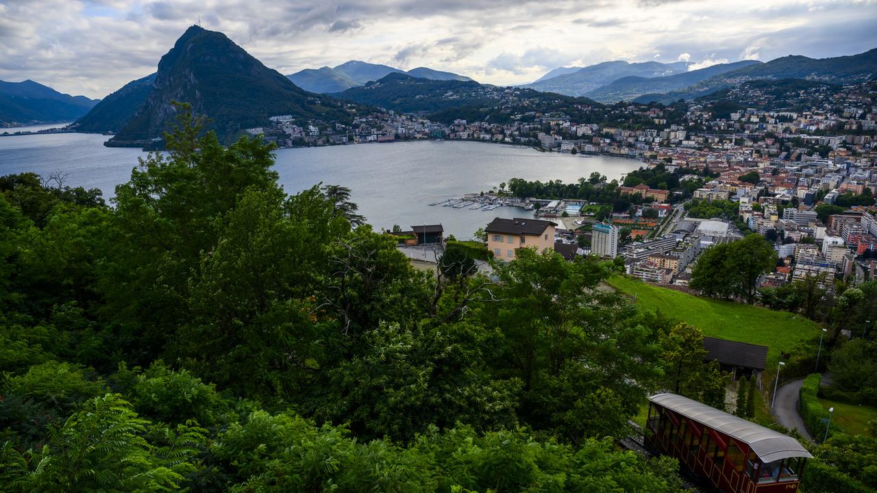 Prolifération gênante d'algues dans le lac de Lugano [KEYSTONE - Jean-Christophe Bott]