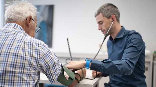 Le nombre de médecins de premier recours par nombre d'habitants est deux fois plus élevé en ville qu'à la campagne. (Image d'illustration) [Keystone - Gaëtan Bally]