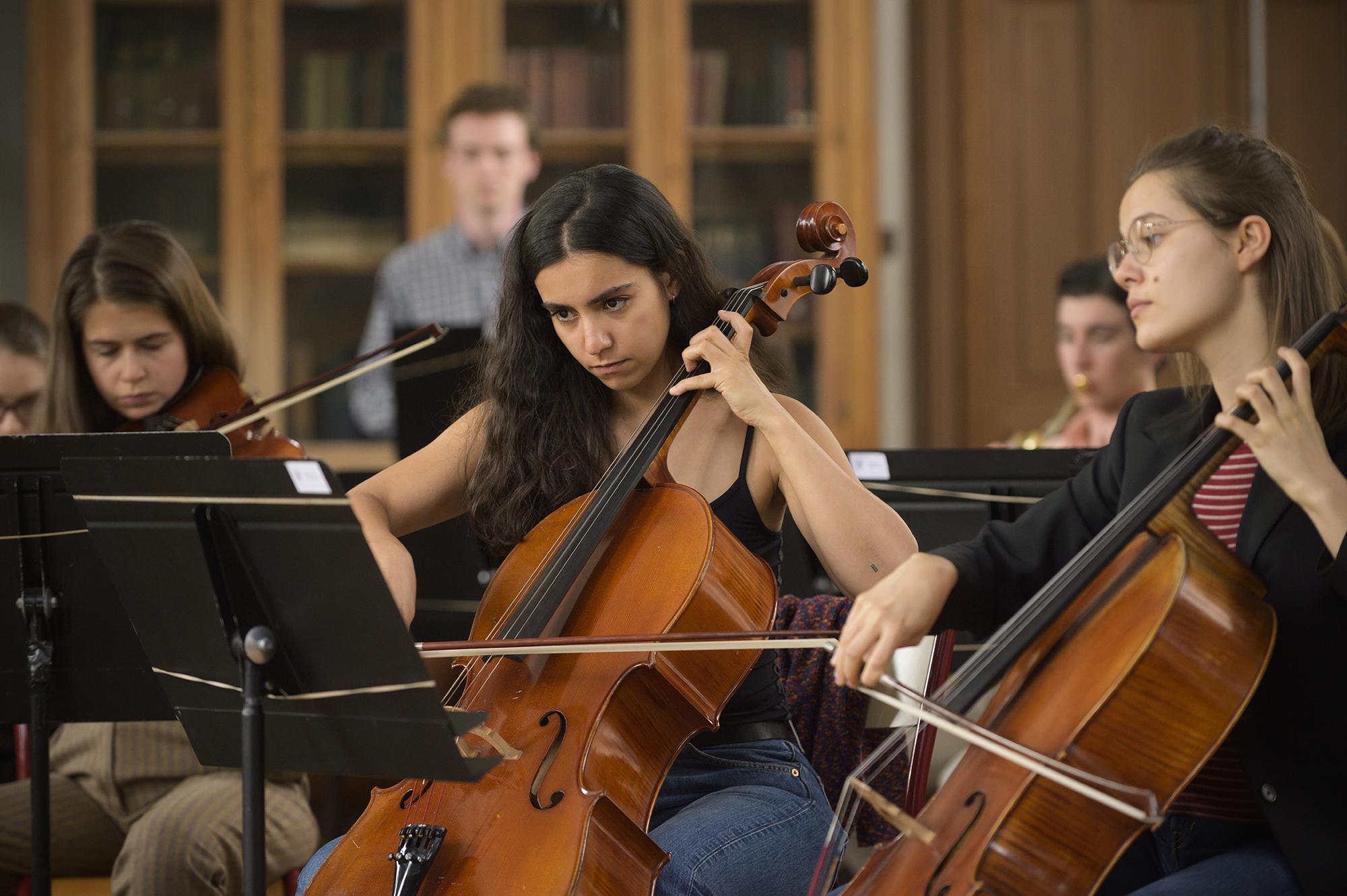 Lina El Arabi incarne la violoncelliste Fettouma Ziouani dans "Divertimento" de Marie-Castille Mention-Schaar. [Agora Films]