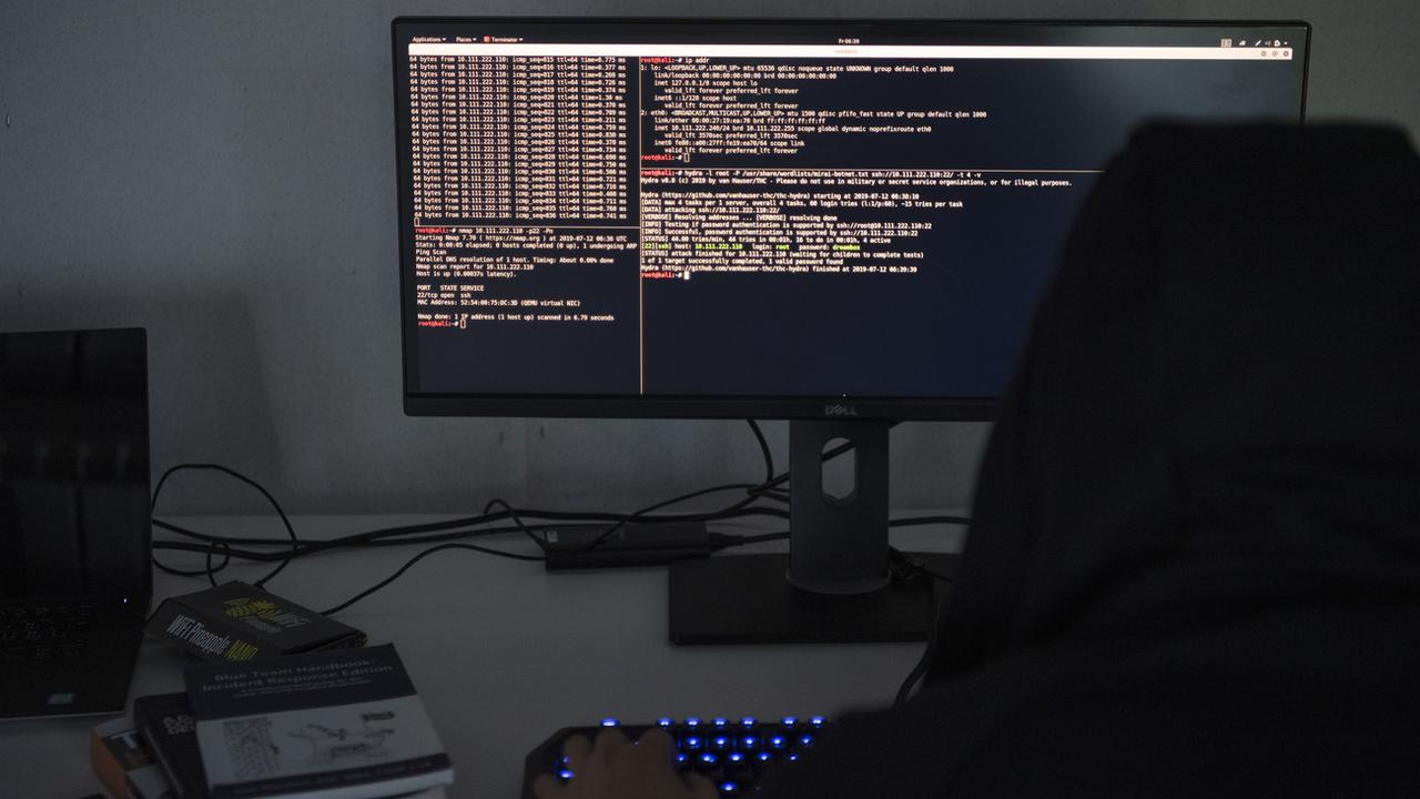 Une mise en scène montre l'écran d'ordinateur d'un pirate informatique. [Keystone]