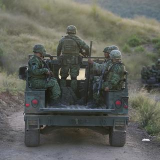 Des soldats patrouillent près d'un village mexicain (image d'illustration). [Keystone/AP Photo - Eduardo Verdugo]