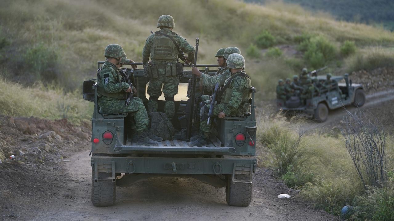 Des soldats patrouillent près d'un village mexicain (image d'illustration). [Keystone/AP Photo - Eduardo Verdugo]