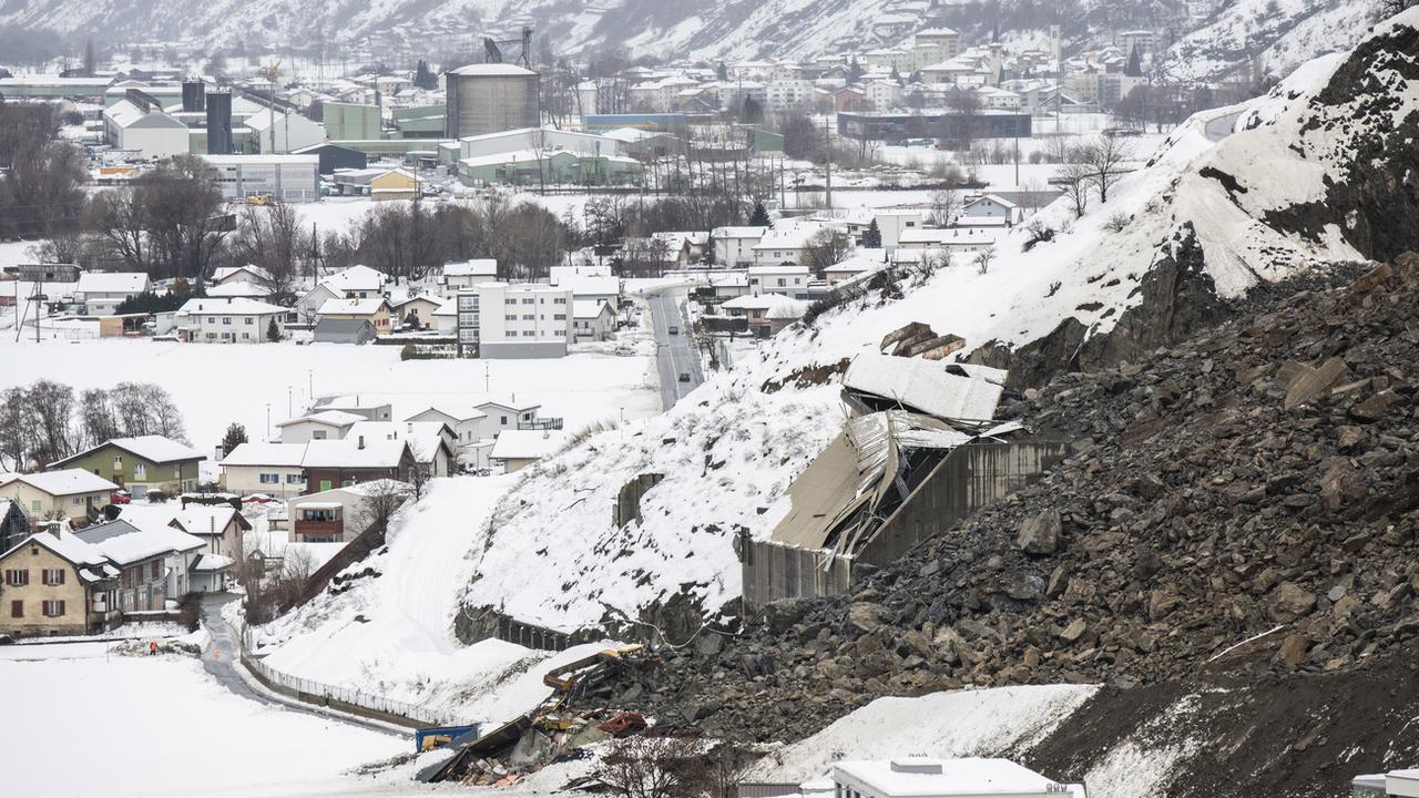 Il y a deux ans, un éboulement avait failli toucher des habitations près de Rarogne, en Valais. [Keystone - Louis Dasselborne]
