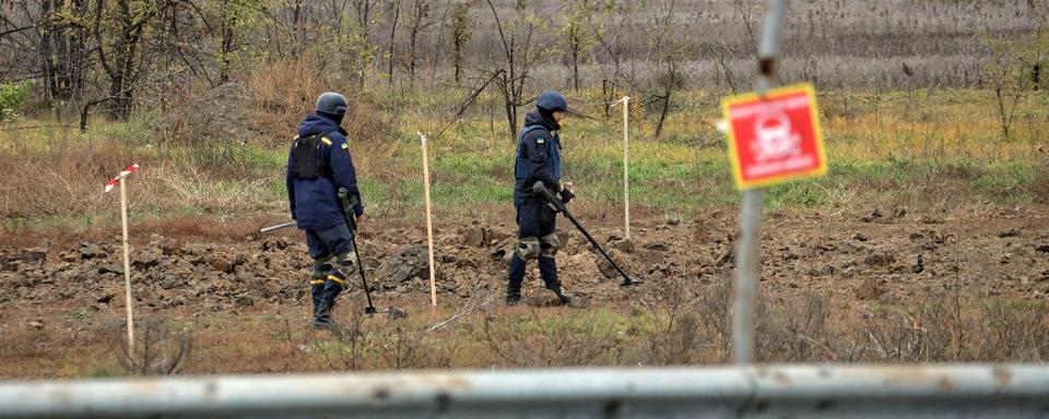 Des experts d'une unité du service d'urgence de l'État ukrainien effectuent une mission de déminage dans la partie de la région de Kherson libérée des envahisseurs russes, dans le sud de l'Ukraine. [AFP - Nina Liashonok / NurPhoto]