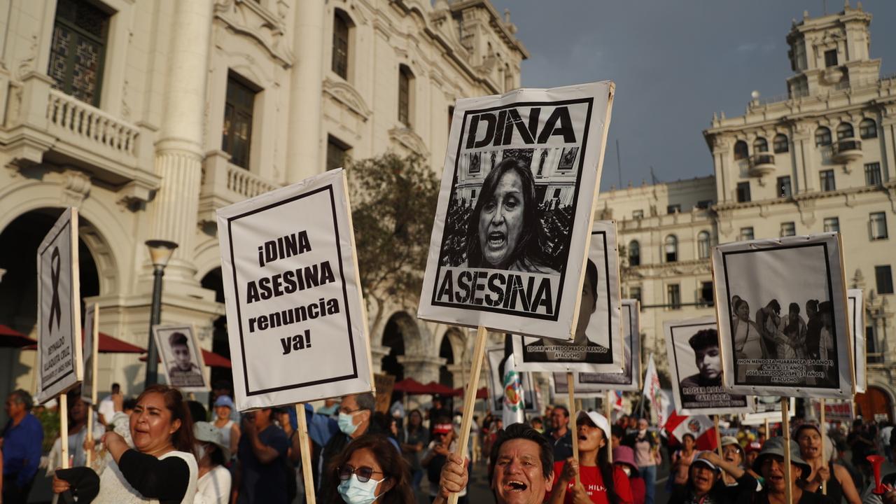 Le bras de fer se poursuit samedi au Pérou où la présidente Dina Boluarte a exclu de démissionner, comme l'exigent les protestataires après des manifestations qui ont fait au moins 42 morts en cinq semaines dans le pays andin. [Keystone - Paolo Aguilar]