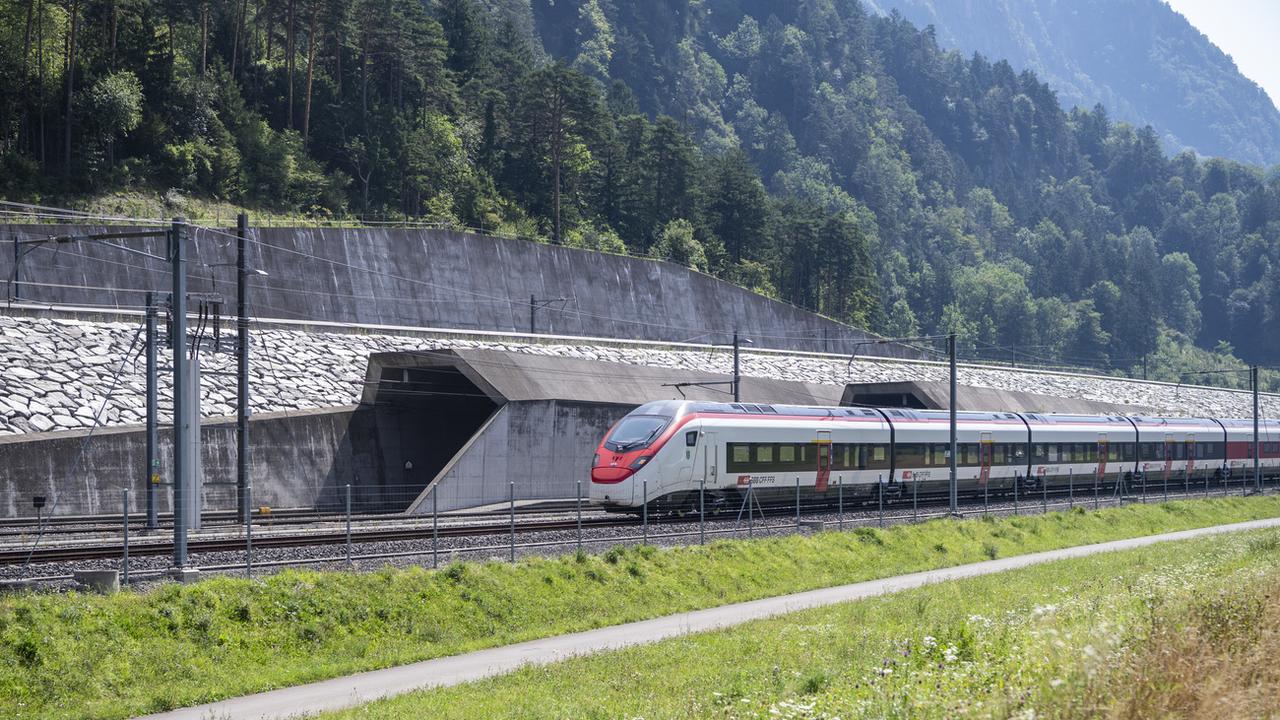 Un train de voyageurs passe à côté de la galerie Est du tunnel de base du Saint-Gothard en direction du Nord, après l'interruption, le mercredi 23 août 2023 à Erstfeld. [Keystone - Urs Flueeler]