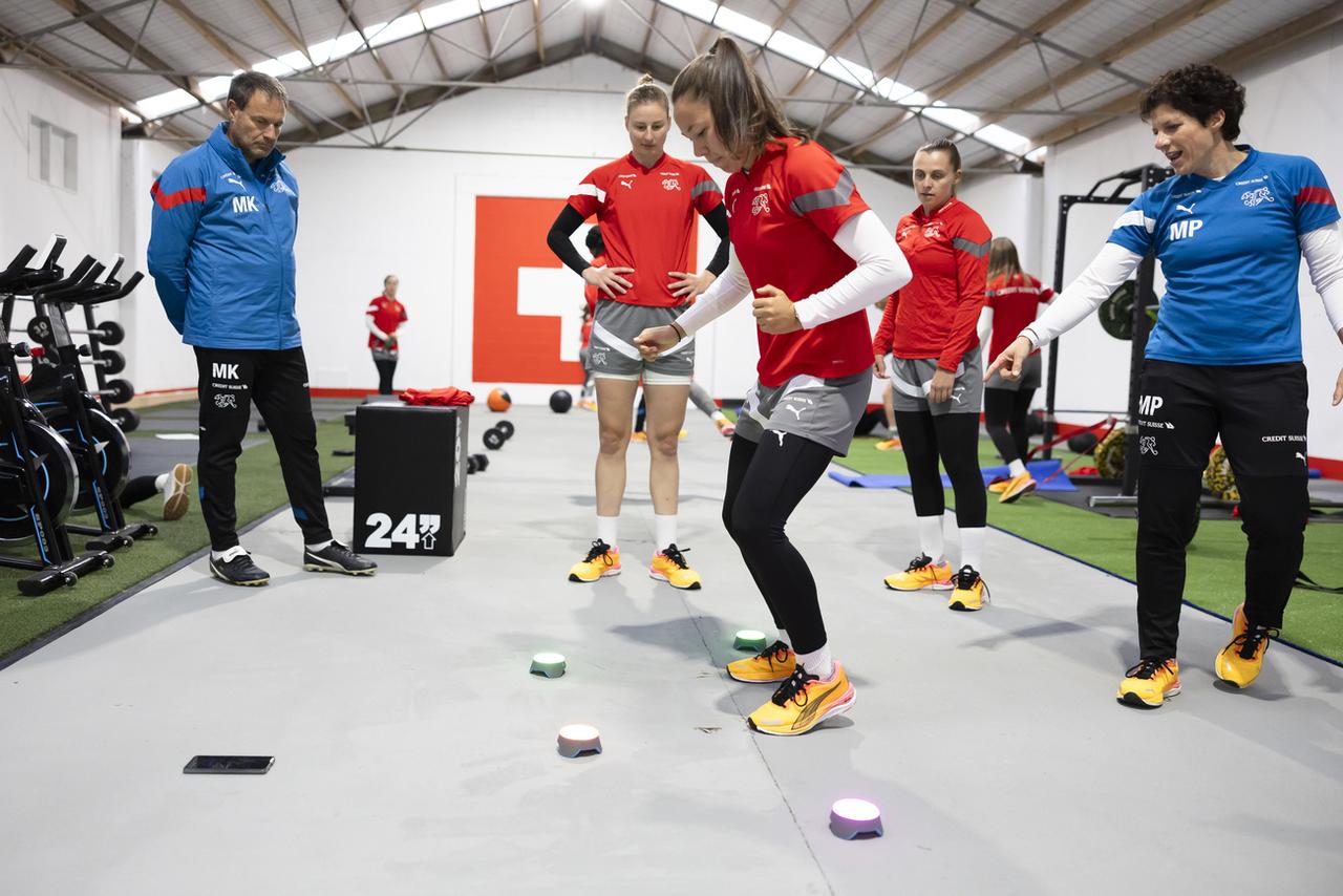 Rey en séance de réveil sous les yeux des coaches de condition physique Michel Kohler et Mélanie Pauli. [KEYSTONE - Michael Buholzer]